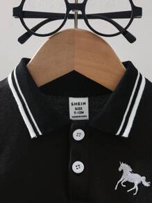 SHEIN Playful Pals Áo thun tay ngắn thêu cổ polo cho bé trai, kết hợp thiết kế polo cổ điển với họa tiết thêu thời trang và sống động, lý tưởng cho tủ đồ của bé. Có cổ polo cổ điển với 2 nút dễ mặc và kiểu dáng thời trang Áo sơ mi mùa hè - màu đen - Xem 7