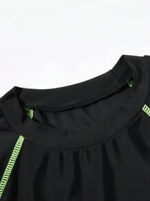 SHEIN 2pcs/Set Kids Tween Boy Casual Sports Solid Color Crew Neck Fitted Rash Guard And Print Beach Shorts Swimsuit Set