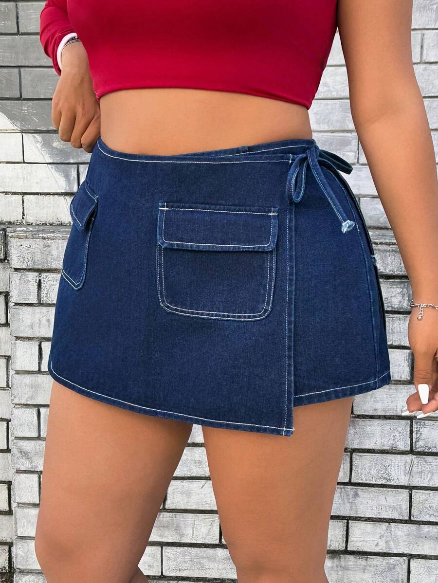 SHEIN ICON Celana Pendek Mini Denim Warna Gelap Ukuran Plus dengan Jahitan Kontras dan Detail Tali Samping - Dark Wash - View 1