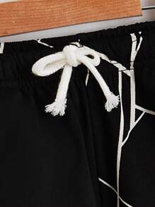 SHEIN Tween Boy Single Print Geometric Pattern Drawstring Waist Shorts