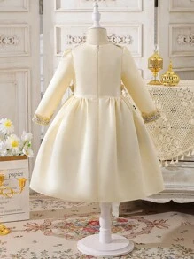 1 Stück Mädchenkleid mit eleganten langen Ärmeln, knöchellang, mit Taillengürtel und Blumen-Verzierung, aus Satin, für Frühling/Sommer