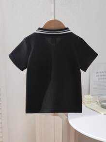 SHEIN Playful Pals Áo thun tay ngắn thêu cổ polo cho bé trai, kết hợp thiết kế polo cổ điển với họa tiết thêu thời trang và sống động, lý tưởng cho tủ đồ của bé. Có cổ polo cổ điển với 2 nút dễ mặc và kiểu dáng thời trang Áo sơ mi mùa hè - màu đen - Xem 2