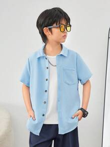 SHEIN 少年男孩休閒舒適寬鬆下擺短袖純色襯衫,具有下襟式領口 - 藍色 - 查看 3