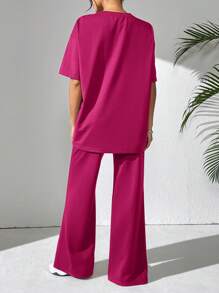 Mulvari Áo thun hở vai in khẩu hiệu mùa hè dành cho nữ và quần dài thường ngày 2 món/bộ, bộ đồ thể thao thường ngày 2 món mặc ở nhà, thích hợp để đi bộ/thể thao/trở lại trường & trang phục thường ngày 2 món - Màu Hồng Tươi - Xem 2