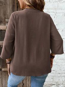 SHEIN LUNE 大码蕾丝拼布 3/4 袖 V 领纽扣休闲度假衬衫 - 棕色 - 查看 2