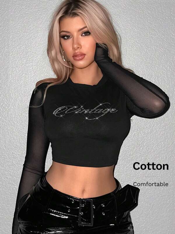 Sweetina Blusa corta negra con contraste de malla y patrón de letra de strass