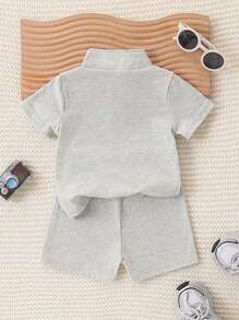 SHEIN 2 Stücke/Set Kleinkind Jungen Lässig Buchstaben-Muster Weiche Strick-Polokragen Kurzarm-Top und Shorts Set, geeignet für Frühling/Sommer, für Outdoor & Alltagstragen