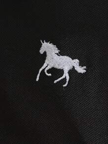 SHEIN Playful Pals Áo thun tay ngắn thêu cổ polo cho bé trai, kết hợp thiết kế polo cổ điển với họa tiết thêu thời trang và sống động, lý tưởng cho tủ đồ của bé. Có cổ polo cổ điển với 2 nút dễ mặc và kiểu dáng thời trang Áo sơ mi mùa hè - màu đen - Xem 6
