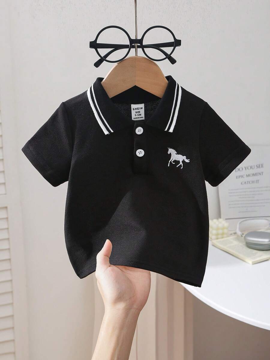 SHEIN Playful Pals Áo thun tay ngắn thêu cổ polo cho bé trai, kết hợp thiết kế polo cổ điển với họa tiết thêu thời trang và sống động, lý tưởng cho tủ đồ của bé. Có cổ polo cổ điển với 2 nút dễ mặc và kiểu dáng thời trang Áo sơ mi mùa hè - màu đen - Xem 1
