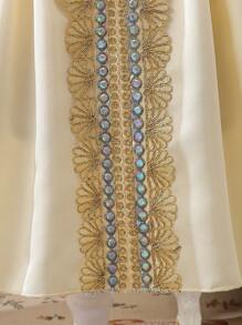 1 Stück Mädchenkleid mit eleganten langen Ärmeln, knöchellang, mit Taillengürtel und Blumen-Verzierung, aus Satin, für Frühling/Sommer