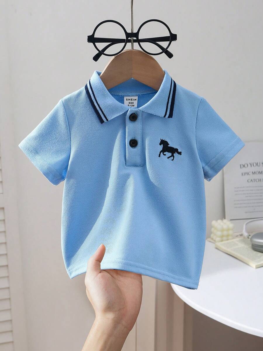 SHEIN Playful Pals 嬰兒/幼童男童馬刺繡 Polo 領短袖 T 恤 藍色 夏季休閒 開學日 嬰兒上衣服飾 - 淺藍色 - 查看 1
