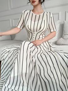 Feyla Vestido feminino elegante com listras e cintura franzida, adequado para deslocamento diário - Preto e Branco - Ver 1