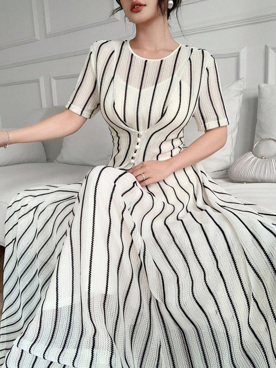 Feyla Vestido feminino elegante com listras e cintura franzida, adequado para deslocamento diário - Preto e Branco - Ver 1