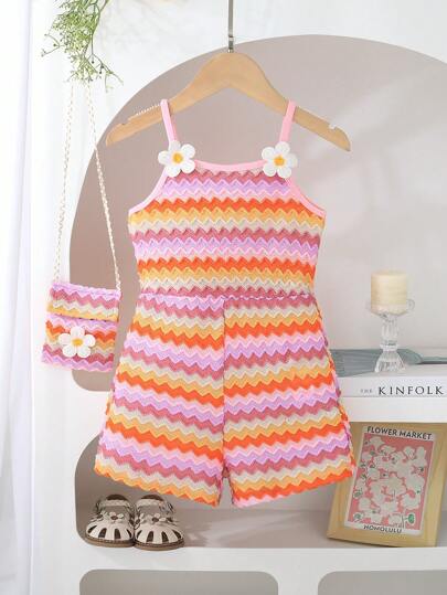 SHEIN 年轻女孩彩色钩针弹力条纹无袖连体衣配花朵装饰和花卉斜挎包，甜美可爱的海滩风格