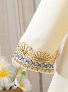 1 Stück Mädchenkleid mit eleganten langen Ärmeln, knöchellang, mit Taillengürtel und Blumen-Verzierung, aus Satin, für Frühling/Sommer