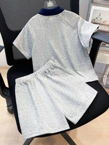 SHEIN Leap Crew 2 件装年轻男孩休闲运动装 - 宽松灰色 Polo 领 T 恤和短裤套装，适合外出、运动和休闲聚会，春夏季 - 淺灰色 - 查看 2