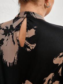 Aveloria Rosie 加大码优雅法式花卉印花黑色背景喇叭袖弹力网眼紧身连衣裙