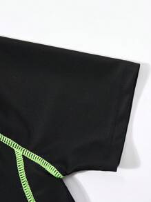 SHEIN 2pcs/Set Kids Tween Boy Casual Sports Solid Color Crew Neck Fitted Rash Guard And Print Beach Shorts Swimsuit Set