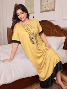 Camisón de talla grande con bloque de color, diseño de luna y pluma y volantes en el bajo