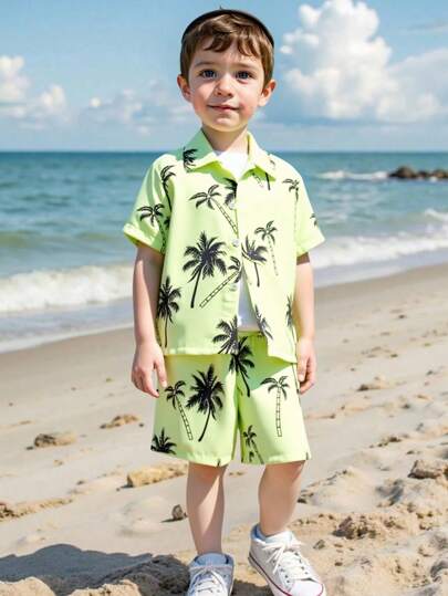SHEIN 2 件装年轻男孩度假棕榈树印花短袖衬衫和短裤套装，休闲