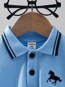 SHEIN Playful Pals 嬰兒/幼童男童馬刺繡 Polo 領短袖 T 恤 藍色 夏季休閒 開學日 嬰兒上衣服飾 - 淺藍色 - 查看 4