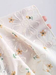 Sweetra 女式新款夏季深 V 领小黄花白色刺绣面料度假风荷叶边腰部蝴蝶结装饰 A 字形吊带背心上衣