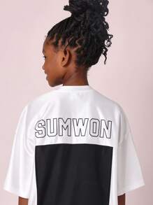 SUMWON 超大纽约标志 T 恤连衣裙，带粉色丝带装饰，运动校队风格，长款 V 领，街头时尚，都市休闲束腰外衣，夏季春季 - 黑與白 - 查看 6