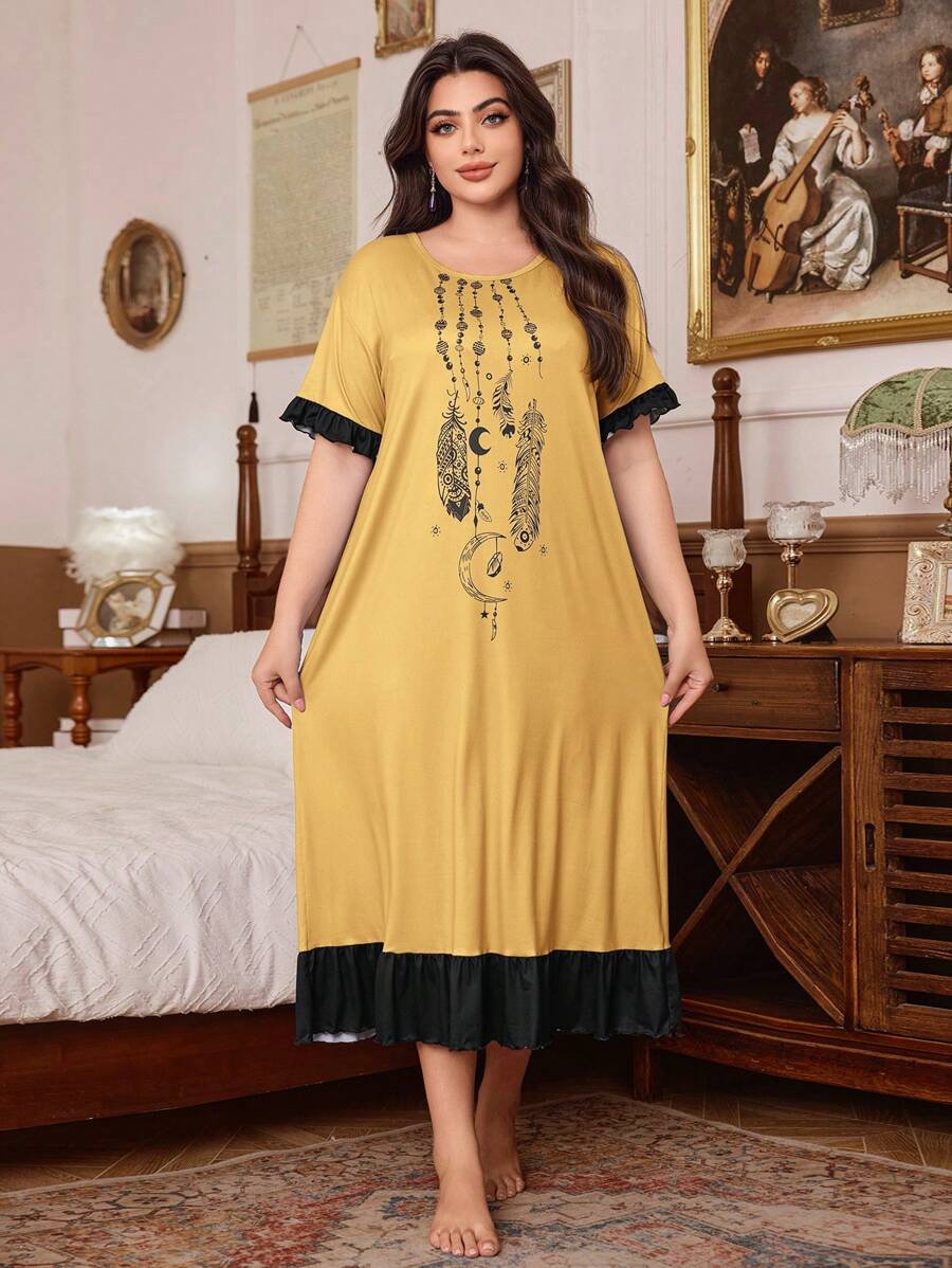 Camisón de talla grande con bloque de color, diseño de luna y pluma y volantes en el bajo