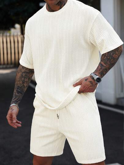 Manfinity CasualCool Estilo casual masculino para férias, com camisa de manga curta e shorts inspirados no INS, com estampa floral laranja e motivos de primavera/verão, com girassóis e margaridas. Perfeito para festivais de música, férias na praia havaiana e para o dia a dia. Também é um ótimo presente para namorado ou marido. Conjunto de shorts masculino, conjunto de duas peças masculino, camiseta coordenada masculina, camiseta masculina de malha jacquard, moda minimalista, adequado para o verão.