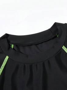 SHEIN 2pcs/Set Kids Tween Boy Casual Sports Solid Color Crew Neck Fitted Rash Guard And Print Beach Shorts Swimsuit Set