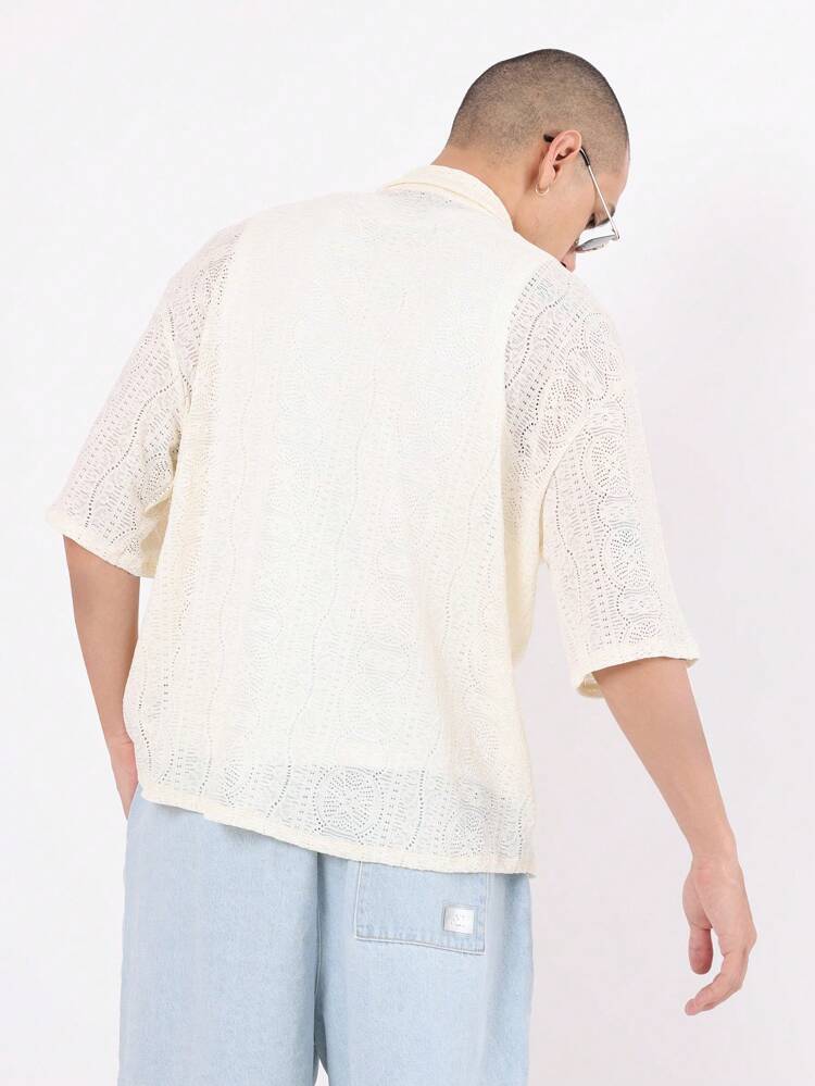 Koszula z krótkim rękawem i kołnierzykiem, zapinana na guziki, wykonana z koronki szydełkowej