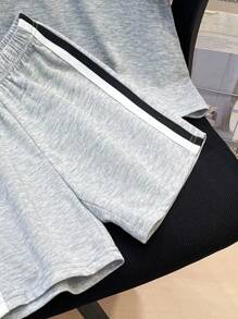SHEIN Leap Crew 2 件装年轻男孩休闲运动装 - 宽松灰色 Polo 领 T 恤和短裤套装，适合外出、运动和休闲聚会，春夏季 - 淺灰色 - 查看 7