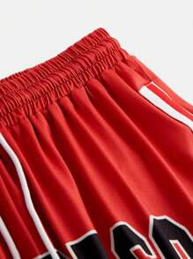 SHEIN Pantalones cortos deportivos cómodos con estampado gráfico de estilo oscuro para adolescentes hombres