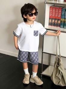 SHEIN Camiseta Con Ribete En Contraste Y Pantalones Cortos Estampados Para Niño Adolescente