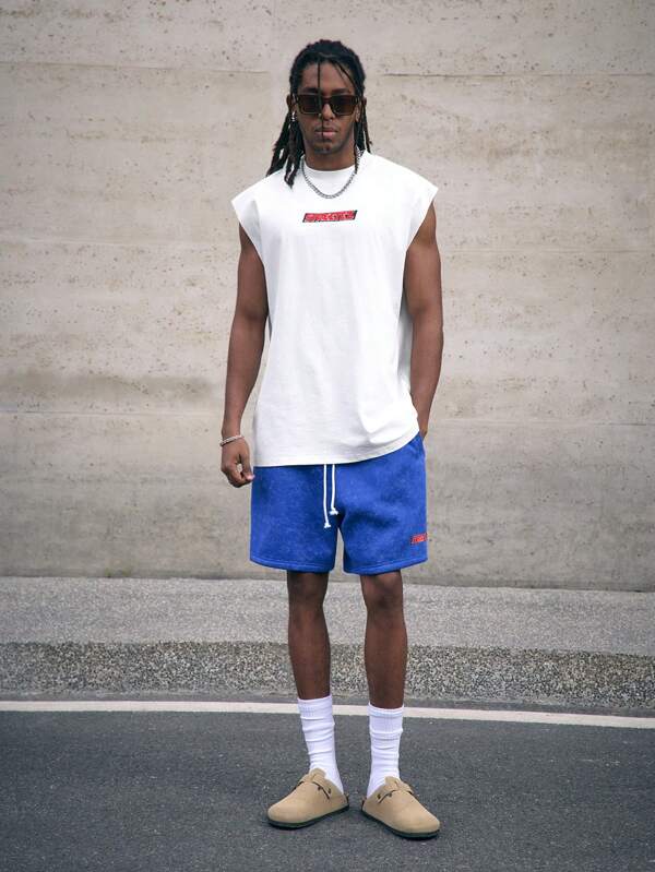 Manfinity NXTstreet Bộ đồ nam gồm áo thun dệt kim rộng in chữ và quần short cạp chun có dây rút.