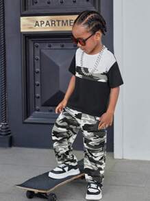 SHEIN Kleine Jungen Lässiges Set aus kurzärmligem T-Shirt und Hose mit Tarnmuster und Farbblock-Motiv