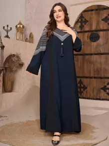 Al Najma Gaun Arab Ukuran Besar Elegan Mewah dengan Motif Bunga Mosaik dan Aksesori Mewah Motif Tangkai Gandum, Gaun Panjang Sederhana Ukuran Besar, Kaftan - Navy Blue - View 3
