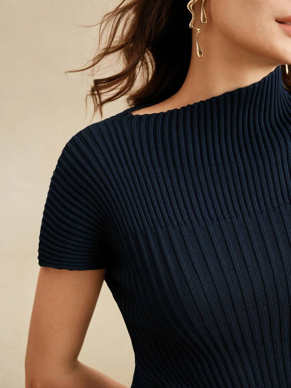 Vestido de punto ajustado con cuello de tortuga acanalado y corte asimétrico, elegante y modesto, para primavera/verano