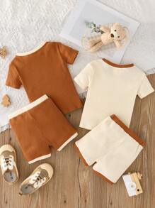 Conjunto de pijama de 4 piezas para niños pequeños con camiseta de cuello redondo con bloques de color y pantalones cortos de punto acanalado, informal y cómodo - Multicolor - Ver 2
