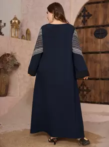 Al Najma Gaun Arab Ukuran Besar Elegan Mewah dengan Motif Bunga Mosaik dan Aksesori Mewah Motif Tangkai Gandum, Gaun Panjang Sederhana Ukuran Besar, Kaftan - Navy Blue - View 2