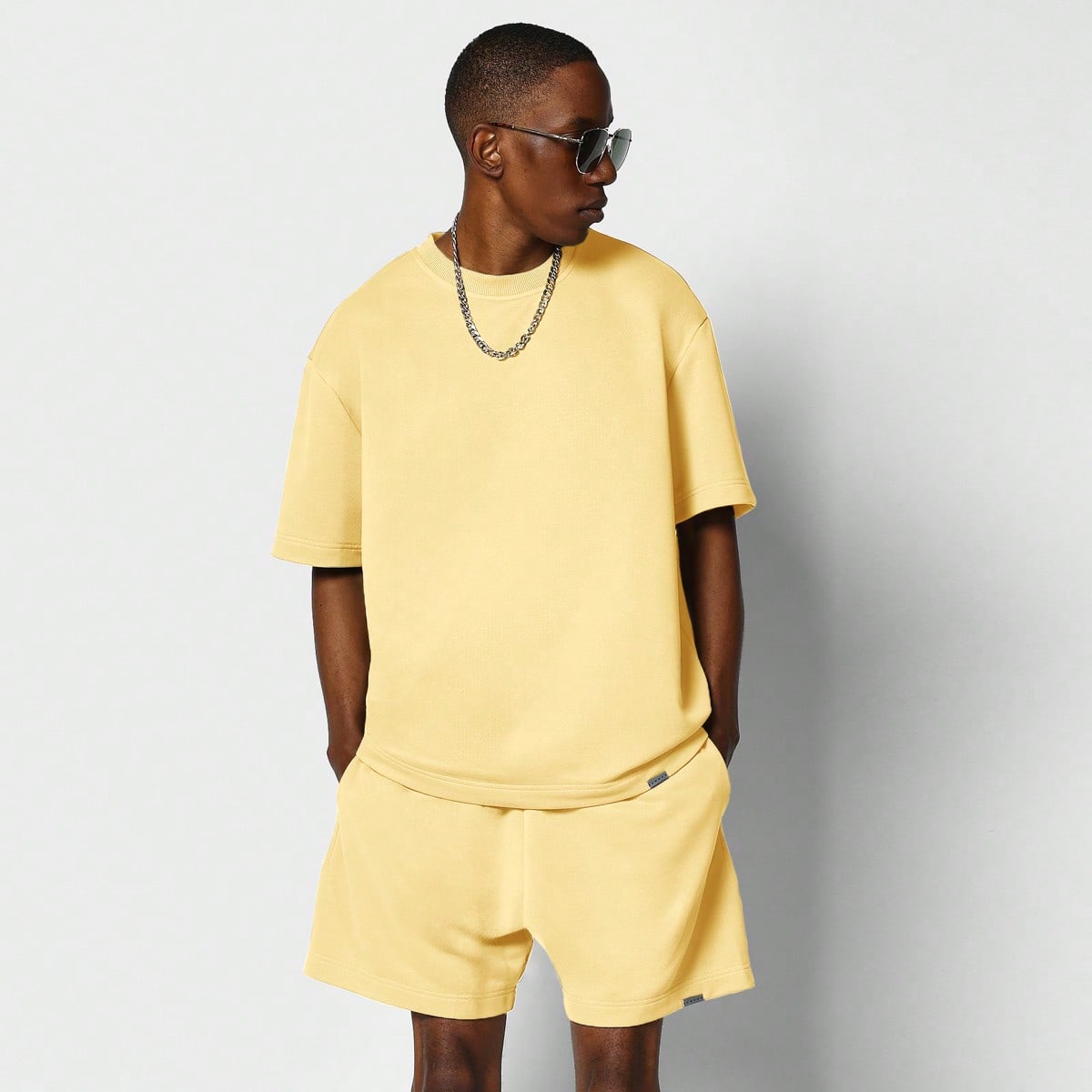 Conjunto de verano de lujo de dos piezas con camiseta oversize y pantalones cortos a juego, una prenda esencial cómoda y casual para el ocio y el dep