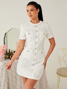 Enchnt 这款浪漫的白色亮片蕾丝连衣裙，饰以精致的珍珠纽扣，是春夏的完美之选。短袖设计，俏皮可爱，是夏季的理想穿着，尽显甜美优雅。适合生日、节日派对、浪漫约会、度假、毕业典礼、宴会等各种场合。它是女士夏季服装、童话风格、婚礼宾客礼服、婚纱、演唱会服装、嘉年华和公主装扮的理想之选。 - 白色 - 查看 1