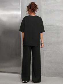 SHEIN Set casual da 2 pezzi per ragazze adolescenti - Maglia nera a maniche raglan, girocollo, con applicazione, spalle scoperte e pantaloncini sportivi
