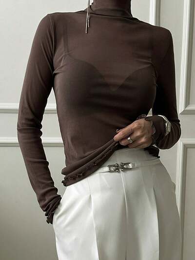 Camiseta ajustada de manga larga con cuello de tortuga y volantes en el cuello, color marrón café, de tela transparente, para todas las estaciones, ropa de otoño para mujer
