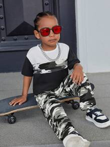 SHEIN Kleine Jungen Lässiges Set aus kurzärmligem T-Shirt und Hose mit Tarnmuster und Farbblock-Motiv