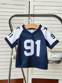 SHEIN 1 件男婴复古宽松运动 V 领 91 号印花拼色短袖上衣，柔软舒适，时尚运动休闲风格，适合春夏户外、日常、旅行 - 藏蓝色 - 查看 6