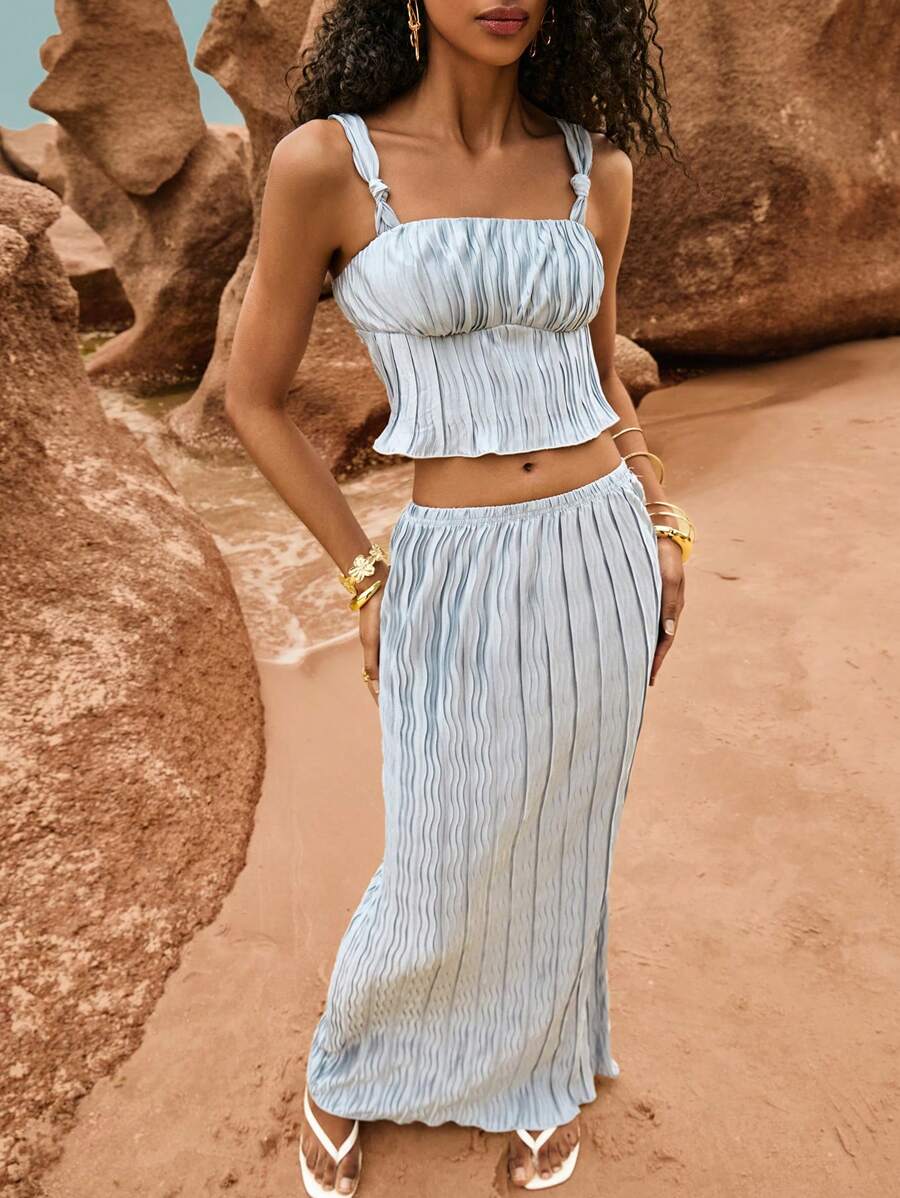 Poéselle Conjunto azul plissado, ideal para praia, com blusa de amarrar e saia plissada. Elegante, perfeito para encontros, férias, casamentos e festivais. Conjunto feminino casual de 2 peças com blusa regata de alças finas e saia. Moda minimalista para o verão. - Cinza - Ver 1