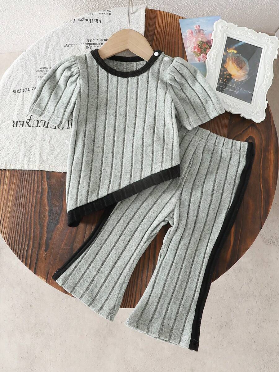 SHEIN 2 件套女婴套装:弹性罗纹针织拼布荷叶边短袖短款上衣和喇叭形松紧腰裤,舒适休闲装,适合居家和户外,春夏秋季 - 薄荷綠 - 查看 1