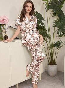 Conjunto de pijama con camisa de manga corta, cuello y pantalón corto con estampado de caracteres y paisajes de estilo chino - Color caoba - Ver 4