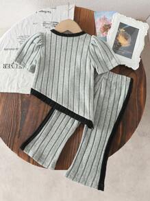 SHEIN 2 件套女婴套装：弹性罗纹针织拼布荷叶边短袖短款上衣和喇叭形松紧腰裤，舒适休闲装，适合居家和户外，春夏秋季 - 薄荷綠 - 查看 2